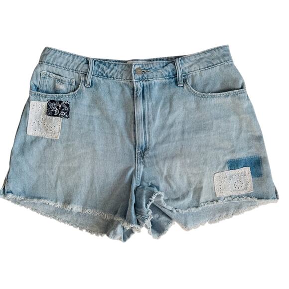 Hollister Curvy Ultra High Relaxed Mom Denim Shorts Eyelet Patch Sz 13 Waist 31 - Picture 1 of 5